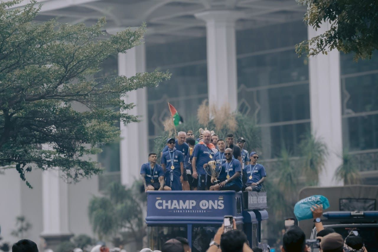 Meriah dan Mengharukan! Skuad Juara Persib Bandung Rayakan Kemenangan dengan Sisingaan