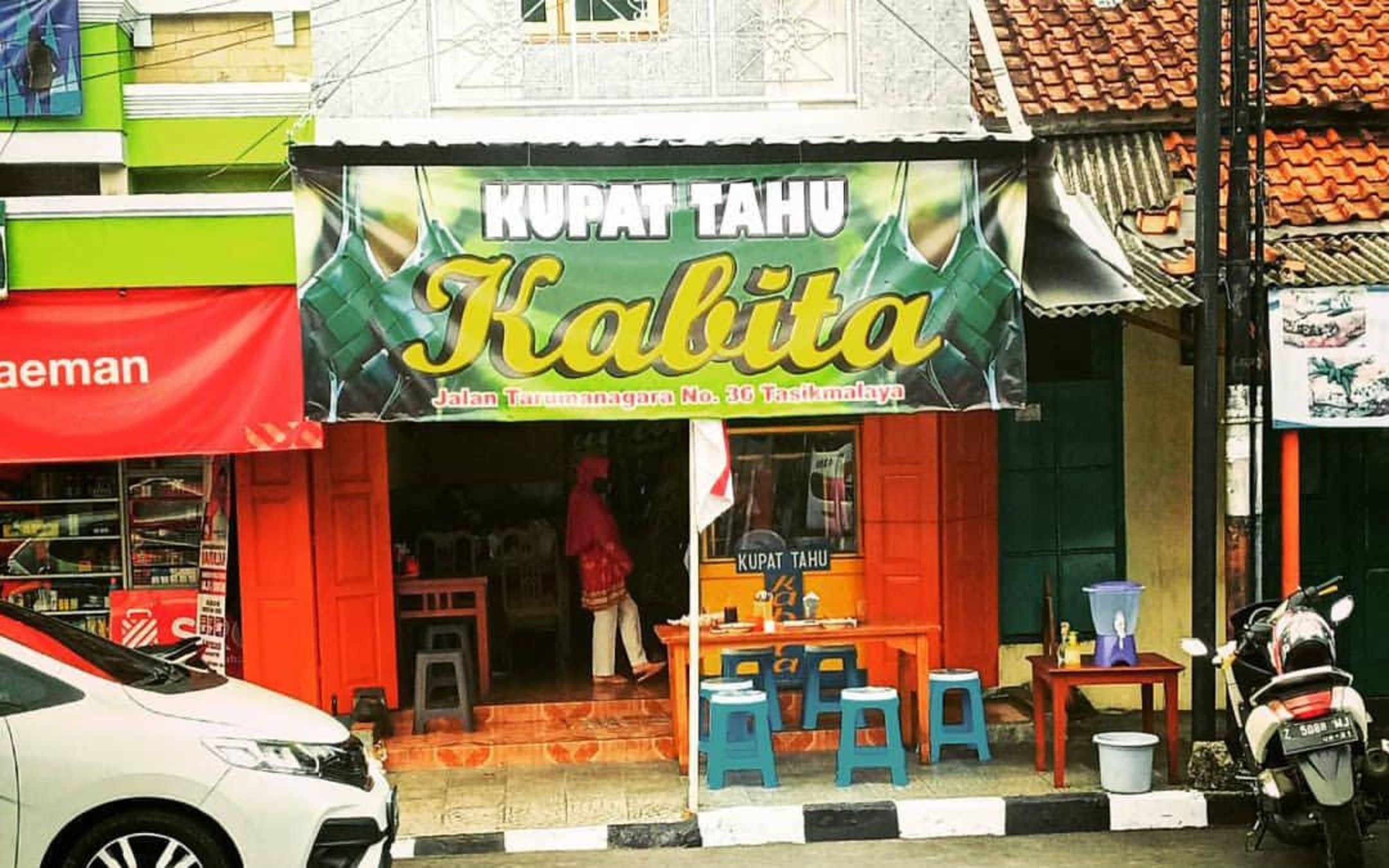 Kupat Tahu Kabita, terletak dekat Stasiun Tasikmalaya sering ramai pengunjung./ Instagram/@_raden.bima
