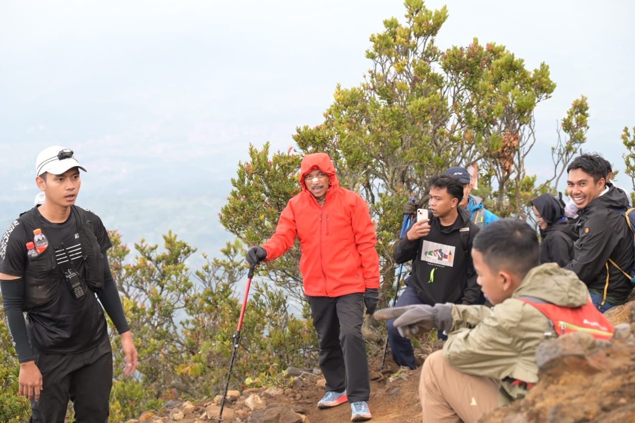Iip Hidayat saat mendaki Gunung Ciremai.
