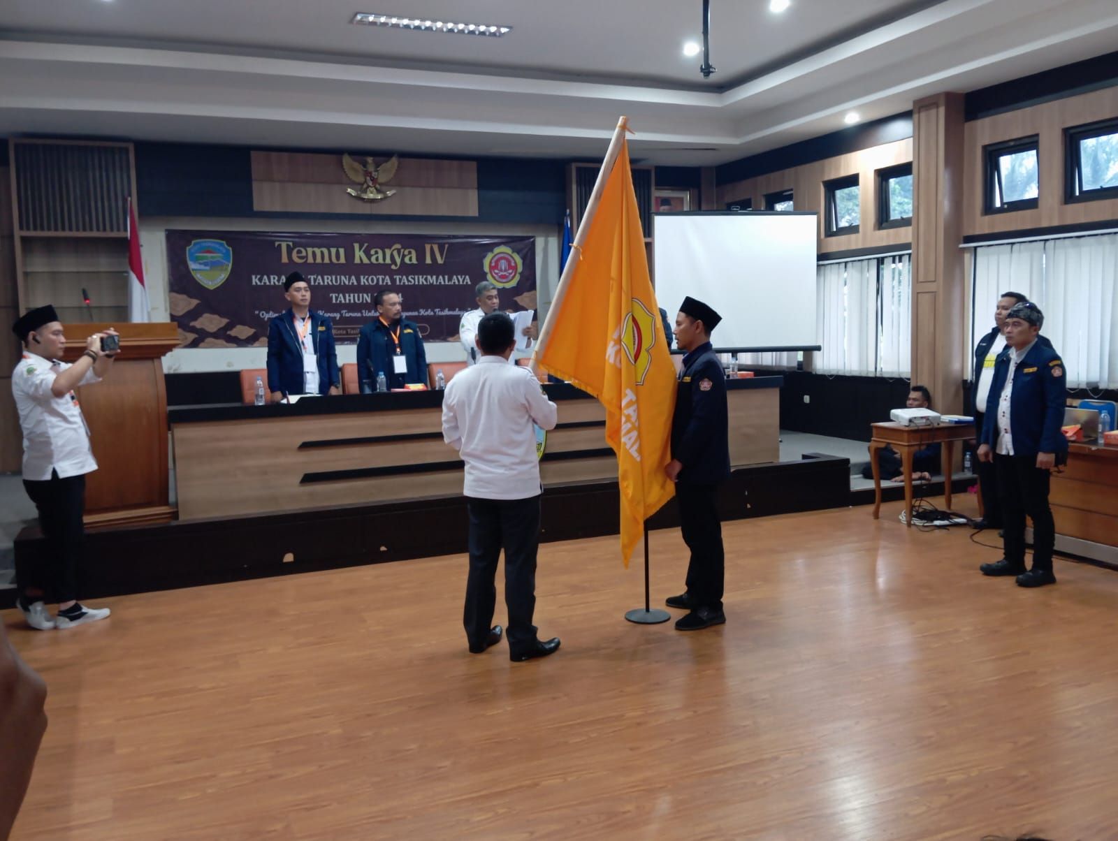 Penyerahan pataka kepada Ketua Karang Taruna Kota Tasikmalaya yang terpilih dalam temu karya