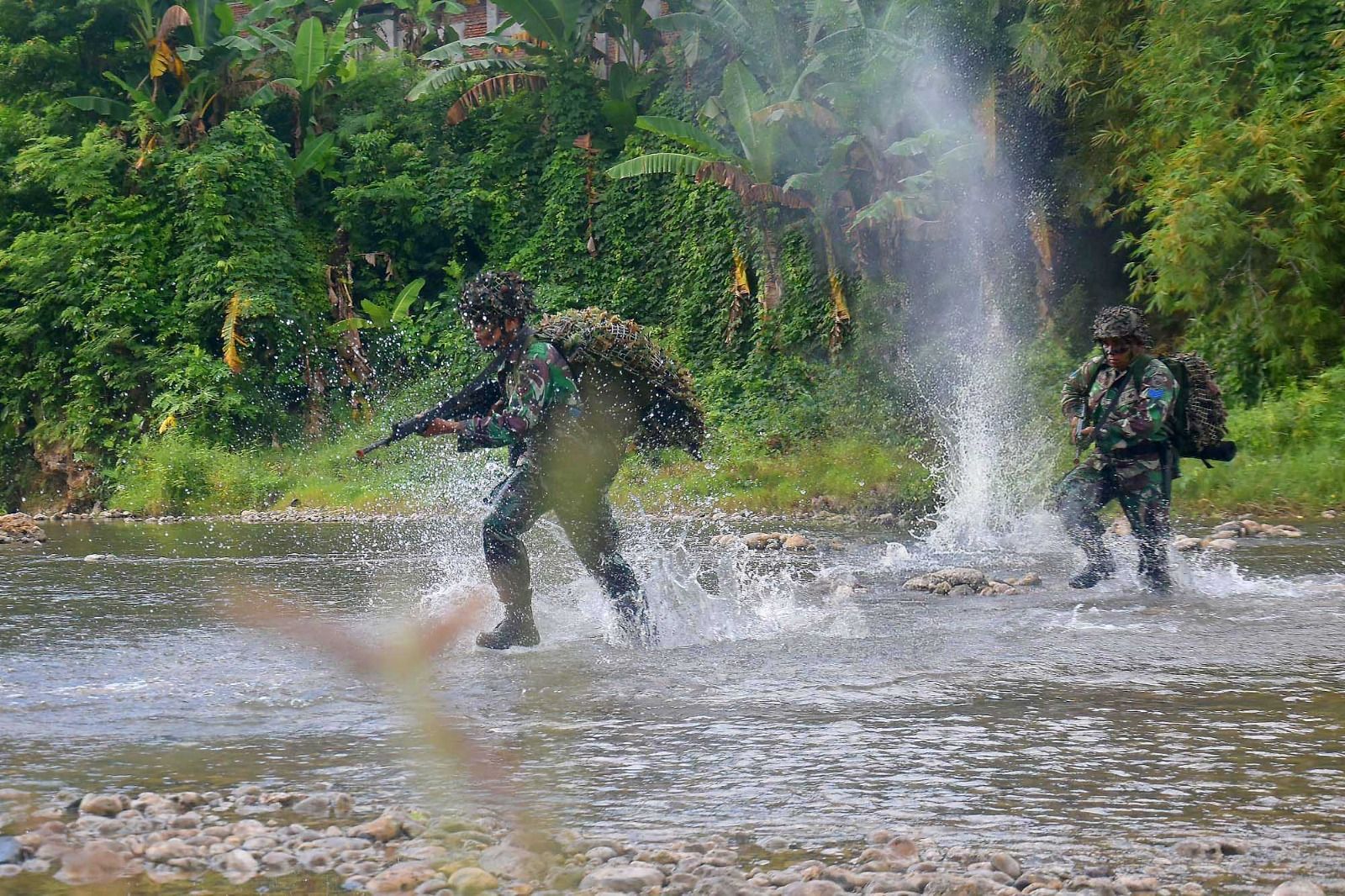 Latihan Penyebrangan Sungai Marinir TNI AL