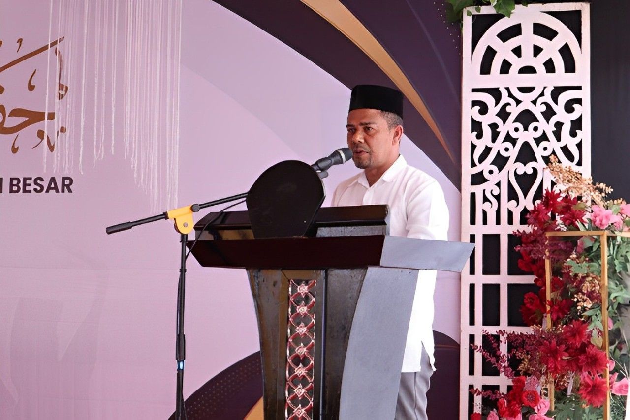 Kepala Dinas Pendidikan Dayah Aceh Besar, Abu Bakar S.Ag, menyampaikan sambutan pada kegiatan wisuda santri Pesantren Imam Syafi'i di Gampong Reuhat Tuha, Kecamatan Sukamakmur, Aceh Besar, Minggu (2/6/2024)