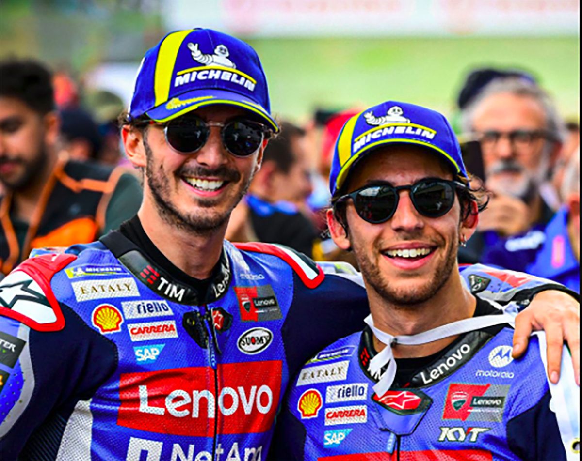 Bagnaia dan Bastianini, dua pembalap MotoGP asal Italia dari tim Ducati Lenovo.