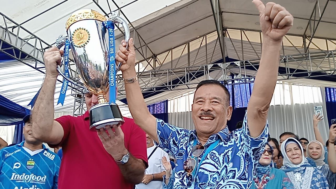 Bos Persib Umuh Muchtar bersama pelatih Bojan Hodak memperlihatkan trofi BRI Liga 1 di depan ribuan bobotoh serta warga Tanjungsari Sumedang. 