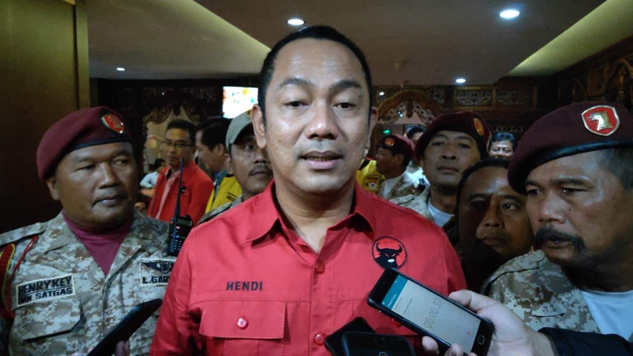 Hendrar Prihadi mengembalikan formulir bakal calon gubernur di kantor DPD PDIP Jawa Tengah pada 30 Mei 2024.