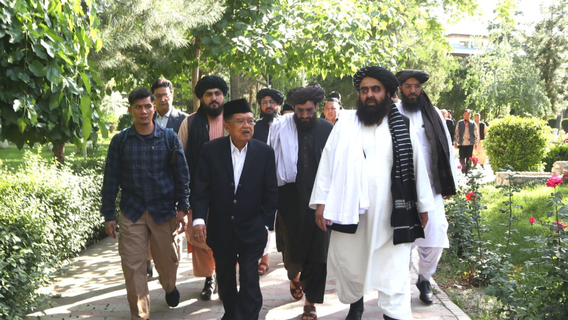 Ketua Umum Dewan Masjid Indonesia (DMI) Jusuf Kalla (JK), melakukan pertemuan dengan Wakil Perdana Menteri 2 Mullah Abdul Salam Hanafi dan Menteri Luar Negeri Afghanistan Mawlawi Amir Khan Muttaqi