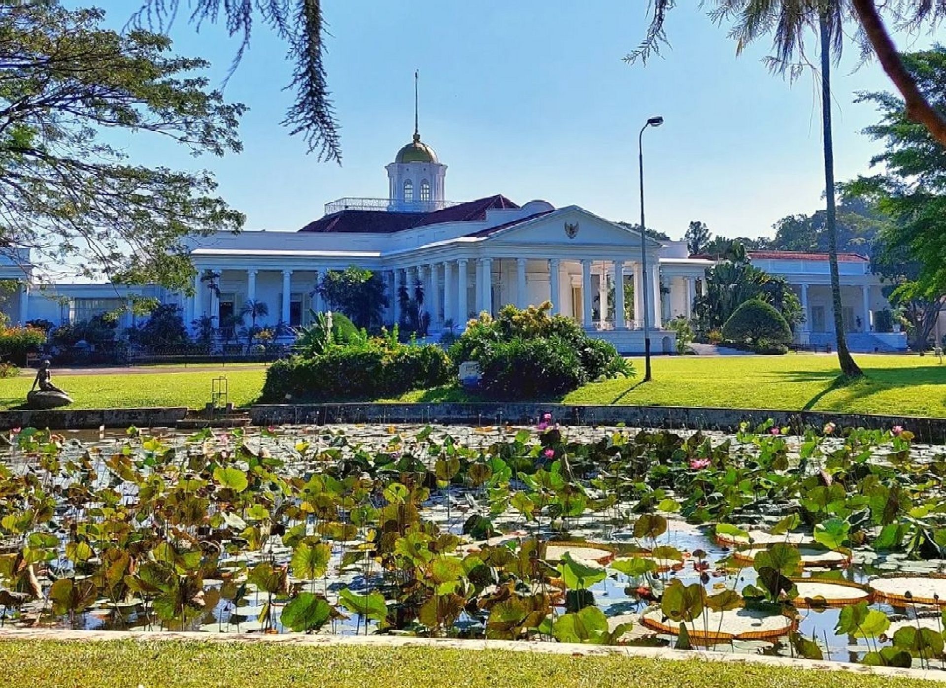 Kebun Raya Bogor. 7 wisata di kota Bogor Terkenal, sebagai bahan rekomendasi liburan sekolah bareng keluarga 