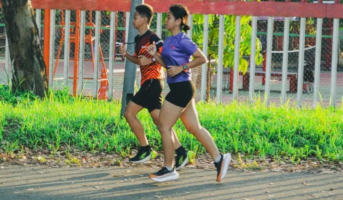 Masyarakat yang sedang joging di Lapangan KONI Sario