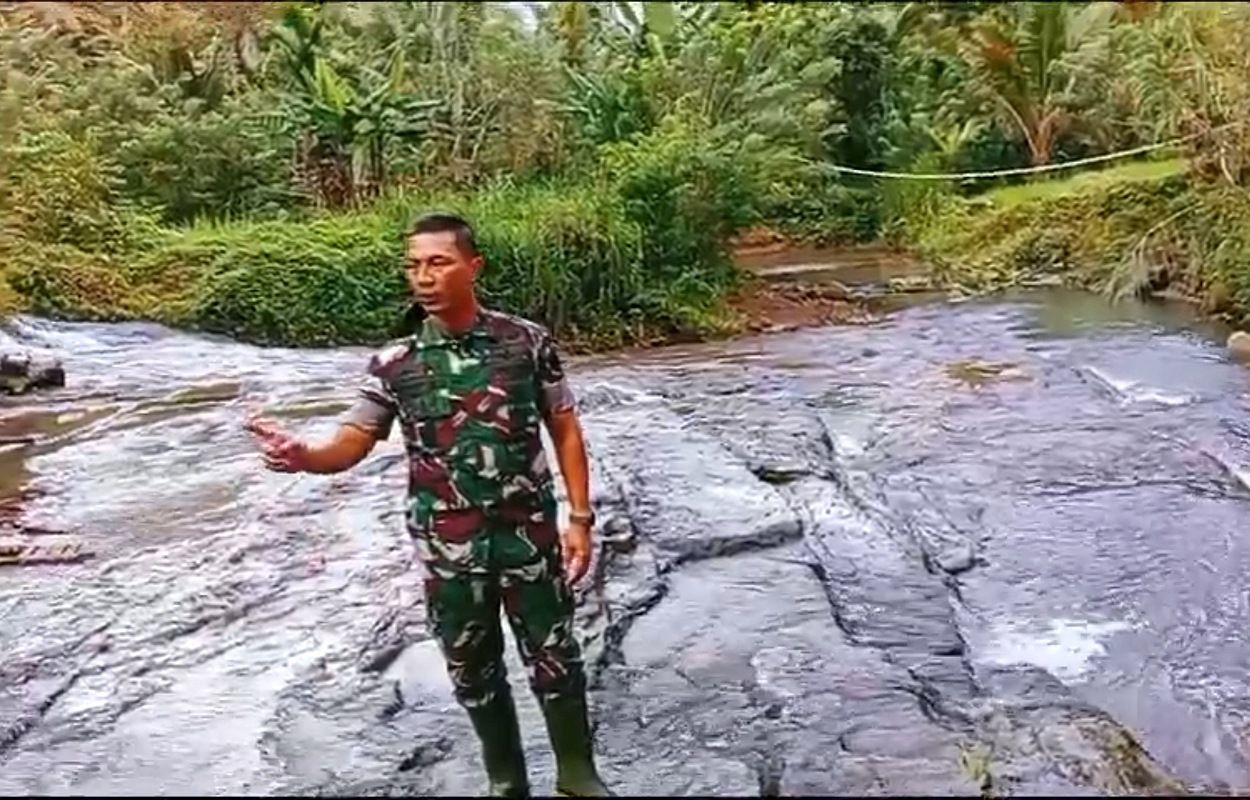 Dandim 0625 Pangandaran Letkol Inf. Indra Mardianto Subroto bersama anggotanya saat melakukan survei di sungai Cisodong Kec. Cigugur, Selasa 4 Juni 2024.