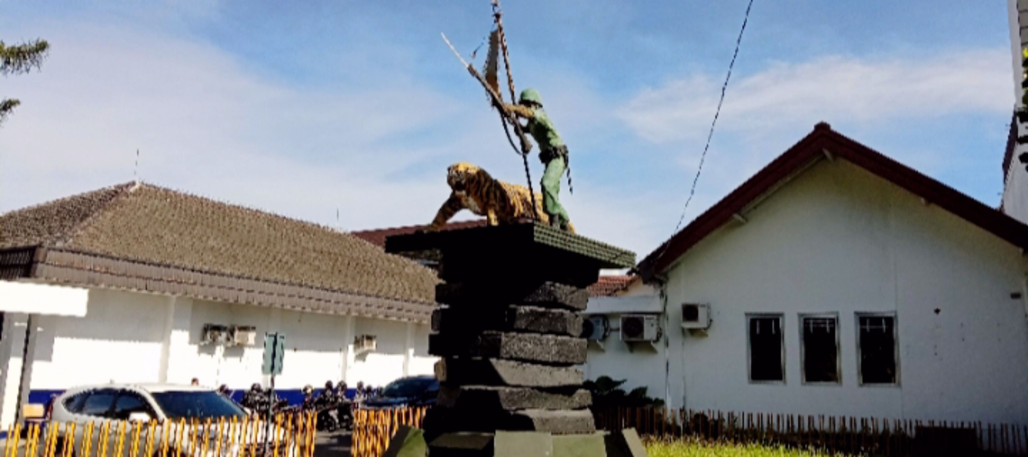 Monumen lahirnya Divisi Siliwangi pinggir Bank Mandiri. 