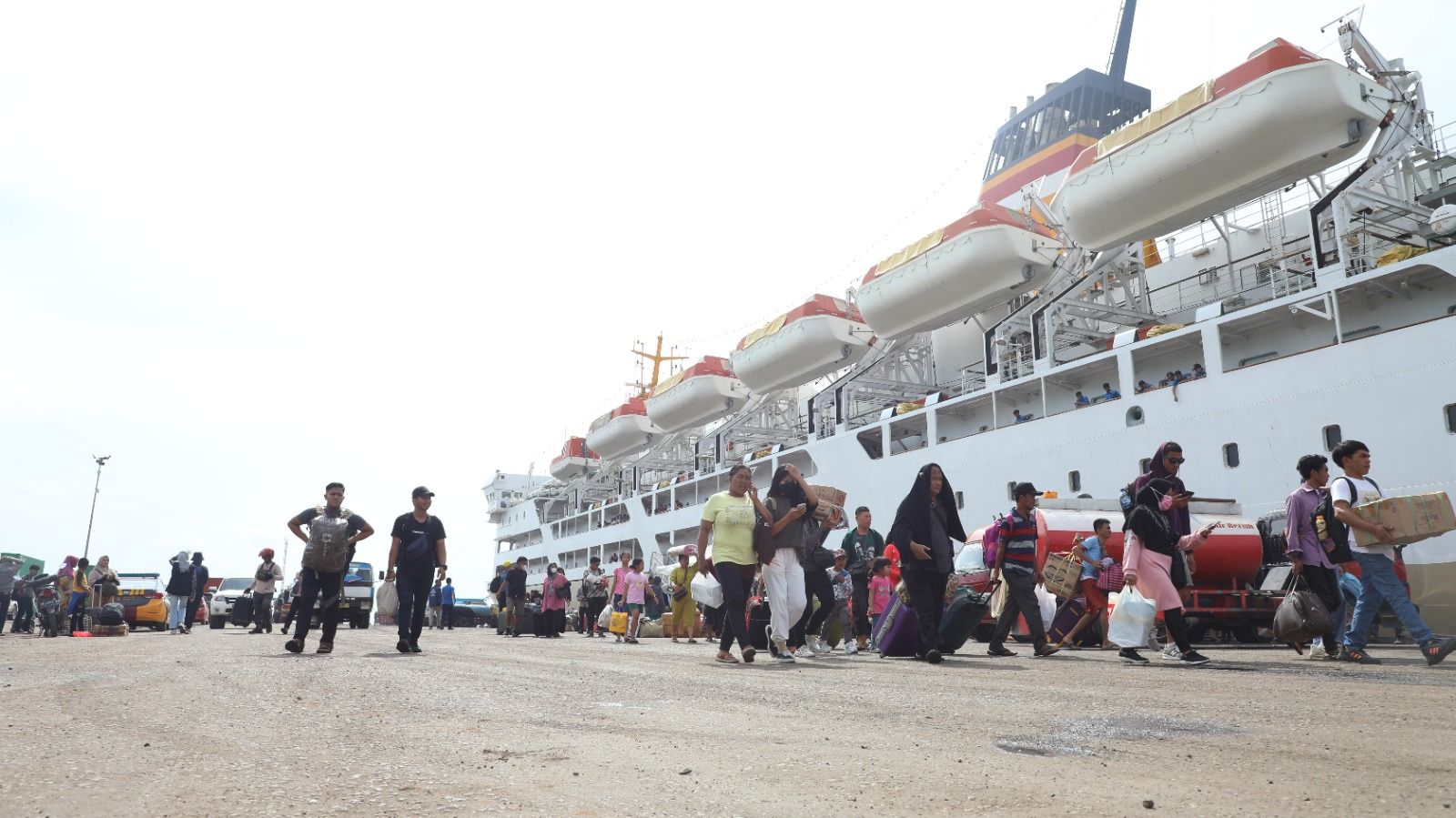Aktivitas penumpang Kapal PELNI usai turun dari kapal tol laut tersebut. Perjalanan laut dari Pontianak ke Semarang selama Juni tersedia 10 trip. 3 trip dilayani kapal PELNI KM Lawit dan 7 trip sisanya akan dilayari KM Dharma Kartika 7 kapal PT DLU