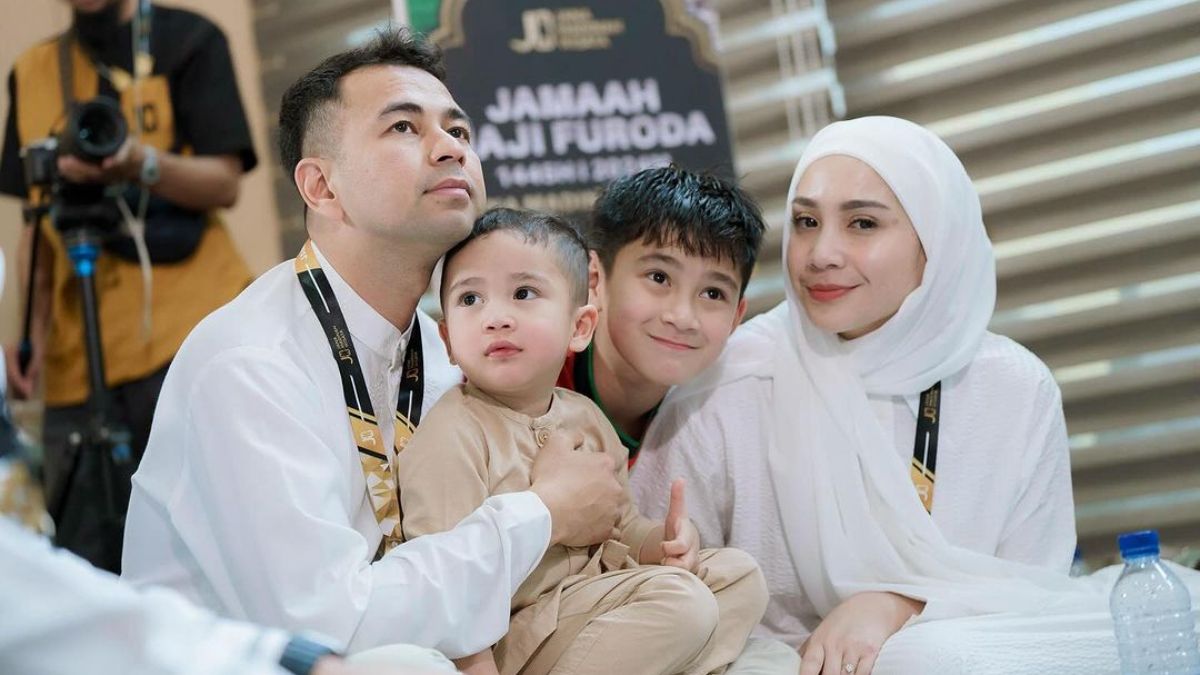 Raffi Ahmad dan Nagita Slavina menjadi salah satu artis Indonesia yang berangkat ibadah haji 2024.