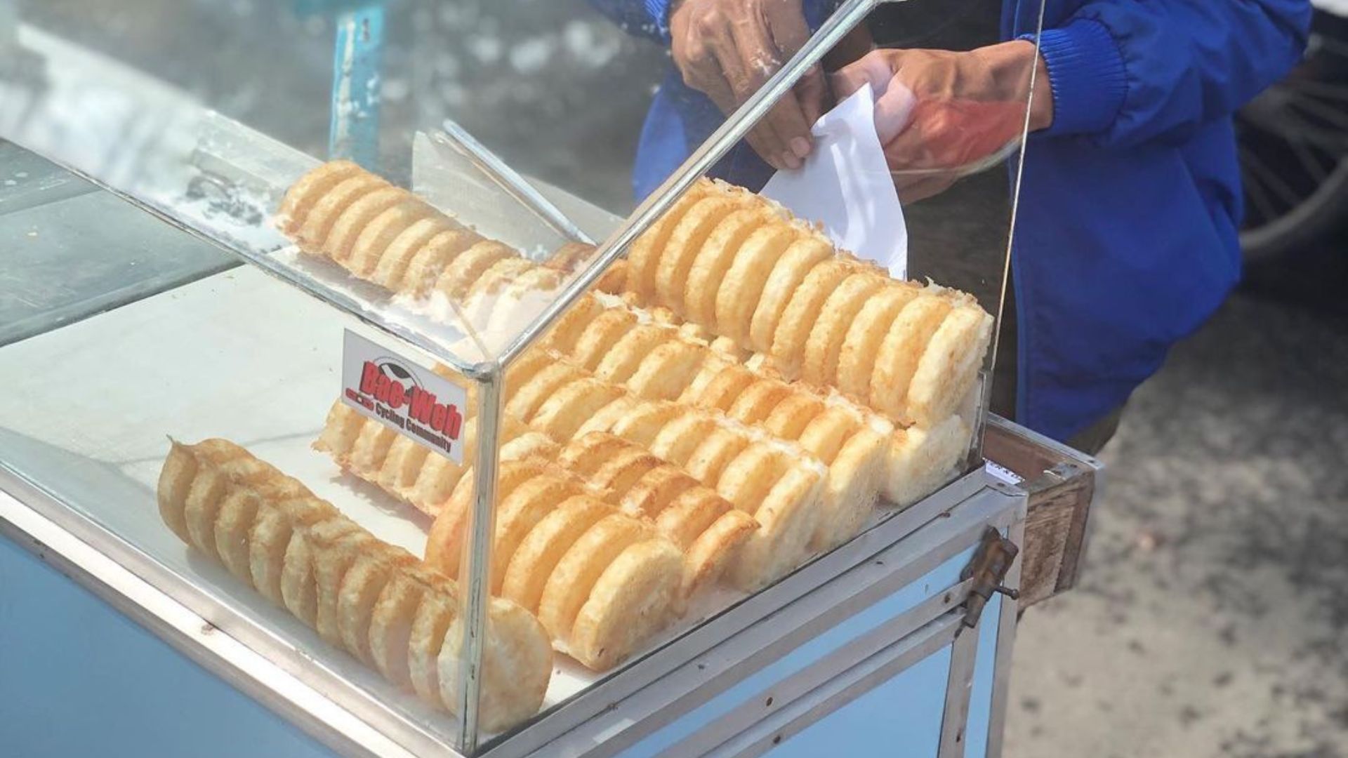 Kue Bandros banyak dijajakan  sebagai kudapan, rasanya yang gurih membuat banyak yang menyukainya./ Instagram/ lia.liuu