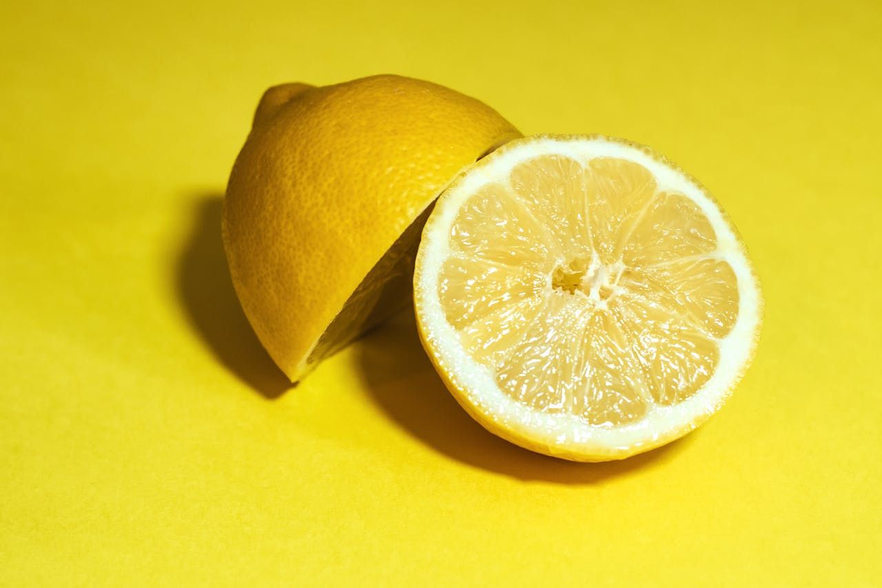 Ilustrasi buah lemon yang bernutrisi untuk kulit/