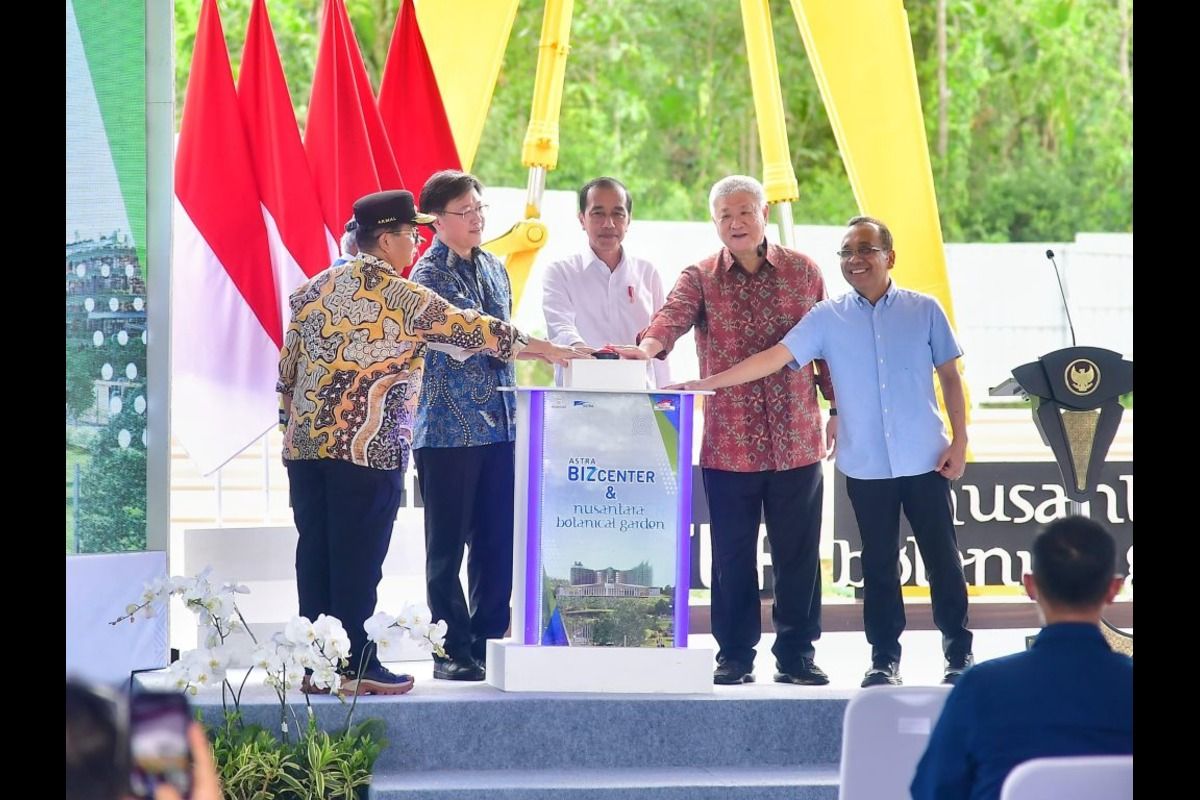 Presiden RI Joko Widodo melakukan peletakan batu pertama (groundbreaking) Astra Biz Center dan Nusantara Botanical Garden yang dibangun di Kawasan Ibu Kota Nusantara (IKN), Kabupaten Penajam Paser Utara, Kalimantan Timur, Selasa (04/06/2024)