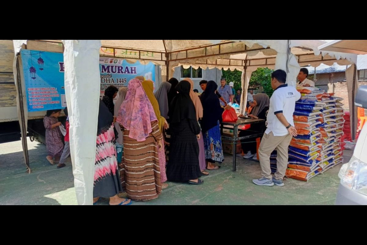 Warga mengantri untuk berbelanja pada pasar murah Pemkab Aceh Besar di halaman Meunasah Kayee Kunyet, Kecamatan Blang Bintang Aceh Besar, Selasa (4/6/2024)