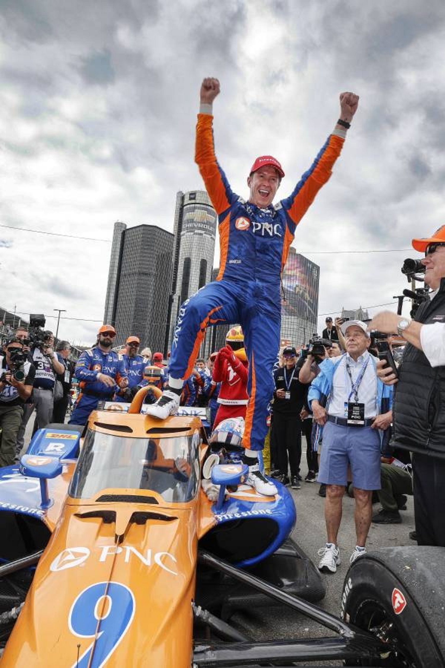 Kemenangan ini mengantarkan Scott Dixon, pemenang seri balap Detroit Grand Prix, ke puncak klasemen sementara pembalap IndyCar 2024 dengan dua kemenangan.*/ 