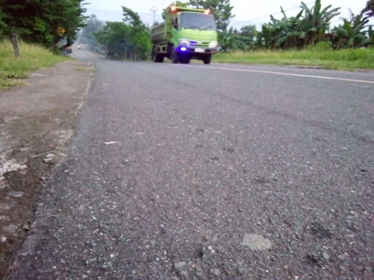 Satu Mobil truk saat melintas tanjakan di  jalan nasional, di Desa Joubela, Kecamatan Morotai Selatan, Kabupaten Pulau Morotai, jalan tersebut juga sudah seringkali terjadi lakalantas./Foto: Ranto: SuaraTernate.com.