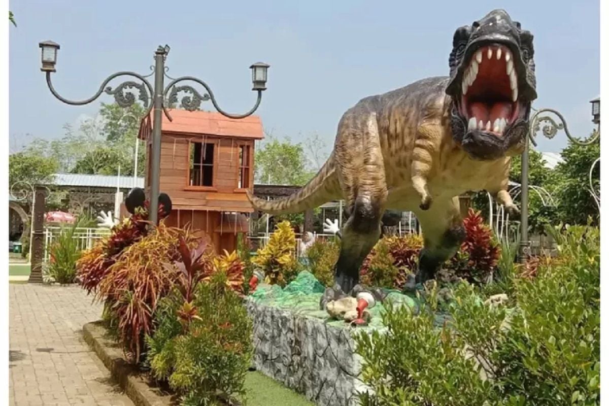 Gondosuli Park merupakan kawasan wisata edukatif pertama di Tulungagung yang daya tariknya berupa Dinosaurus (Instagram/yuk_ya)
