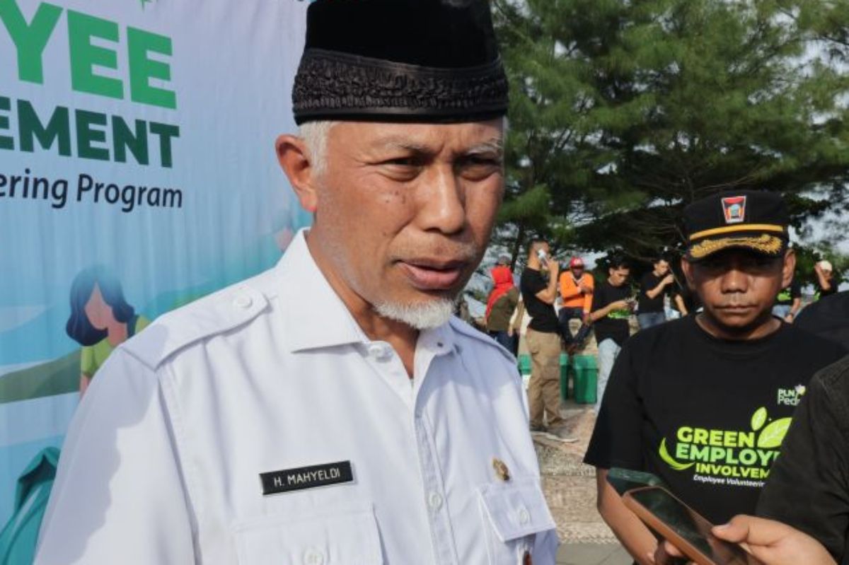 Gubernur Sumatera Barat (Sumbar) Mahyeldi saat diwawancarai di Padang, Rabu (5/6/2024)