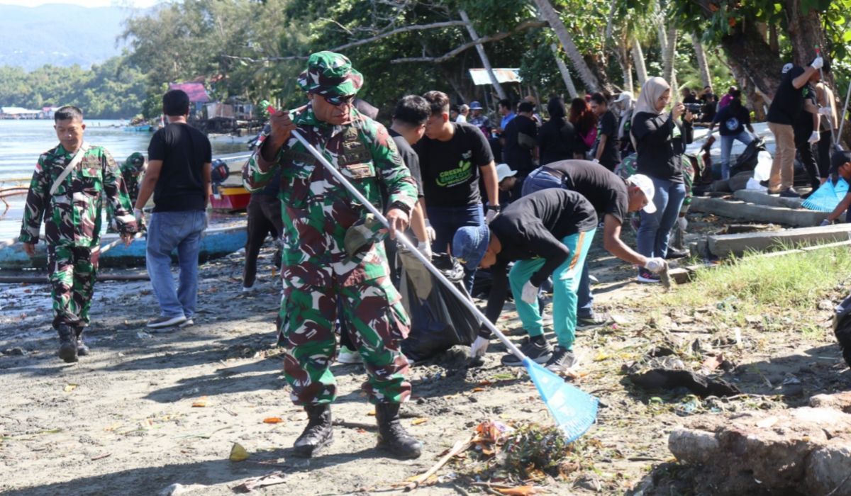 Aksi Grebek Sampah yang dilakukan PT. PLN Wilayah Papua dan Papua Barat bersama komunitas Rumah Bakau Jayapura (RBJ), di pantai Cibery Kampung Enggros, Rabu 5 Juni 2024