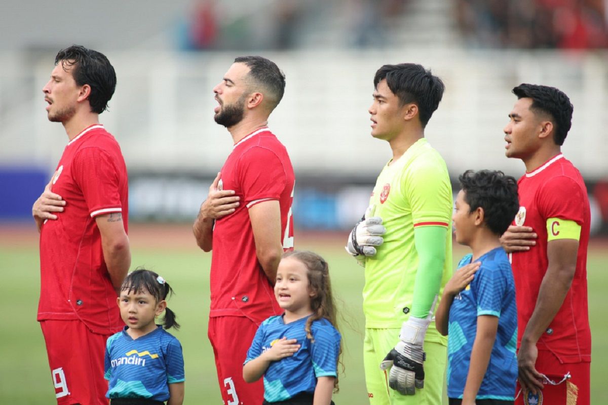 Momen para punggawa Timnas Indonesia menyanyikan lagu kebangsaan sebelum pertandingan