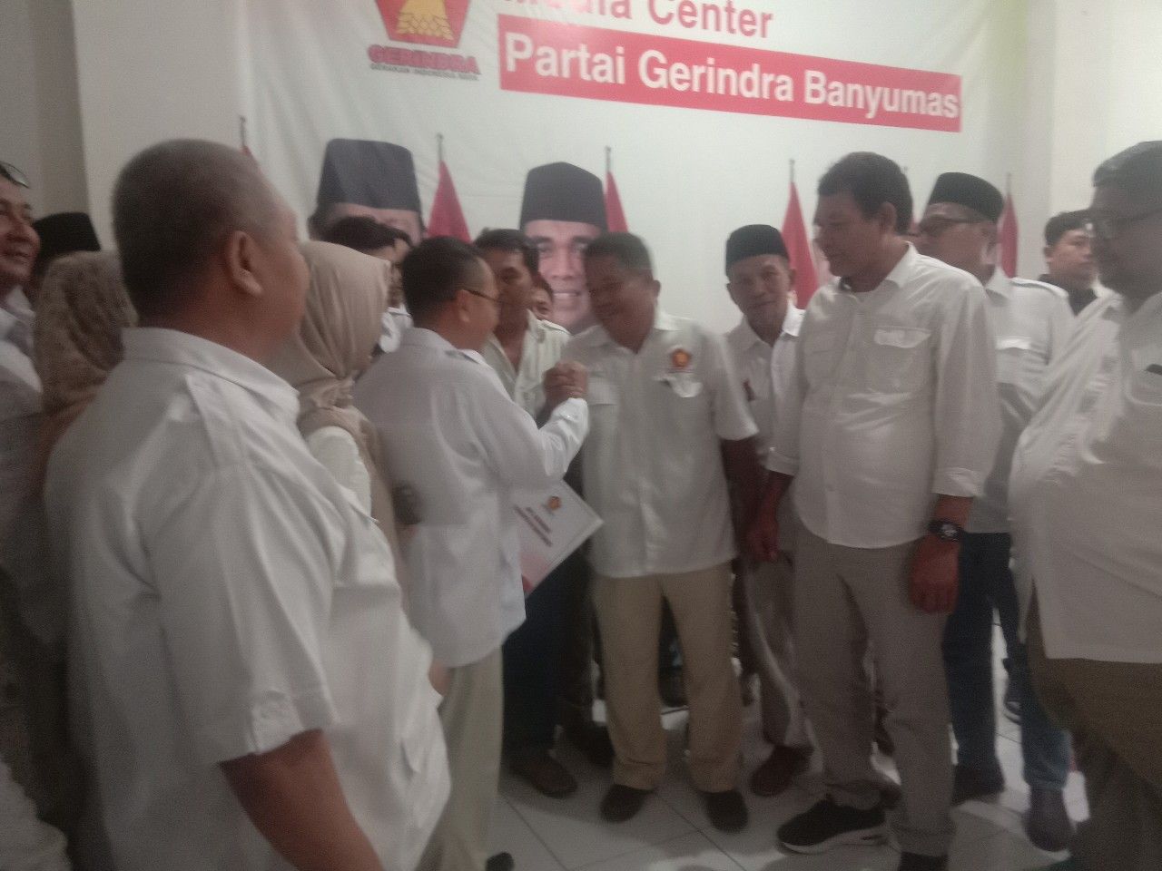 Rachmat Imanda saat menerima berkas dukungan dari 27 PAC Partai Gerindra Kabupaten Banyumas.