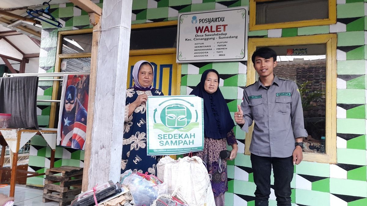 Program Sedekah Sampah digagas dan dilaksanakan oleh   Gerakan Muda Peduli Alam ( Gempa) di Desa Cihanjuang , Kecamatan Cimanggung, Kabupaten Sumedang