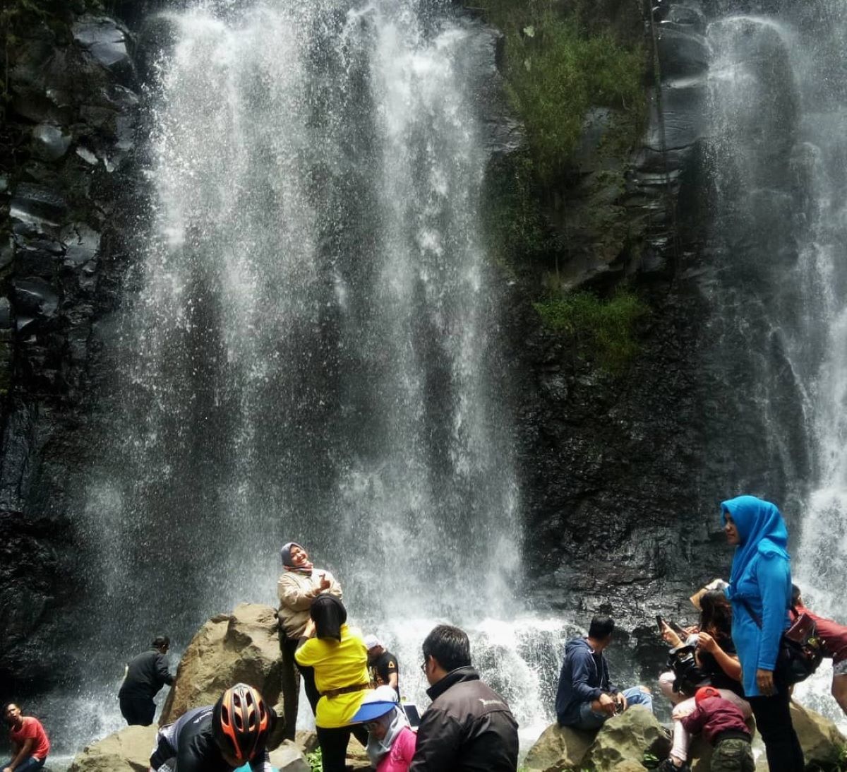 Kesejukan udara dan percikan air diantara suara deburan airterjun menjadi sensasi tersendiri bagi pengunjung Curug Cinulang di Kampung Sindangwangi Desa Tanjungwangi Kecamatan Cicalengka Kabupaten Bandung Jawa Barat.