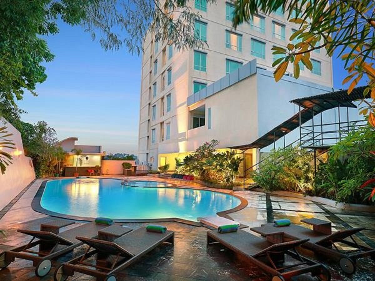 Halam kolam renang Swiss-Belhotel Maleosan Manado nampak cantik 