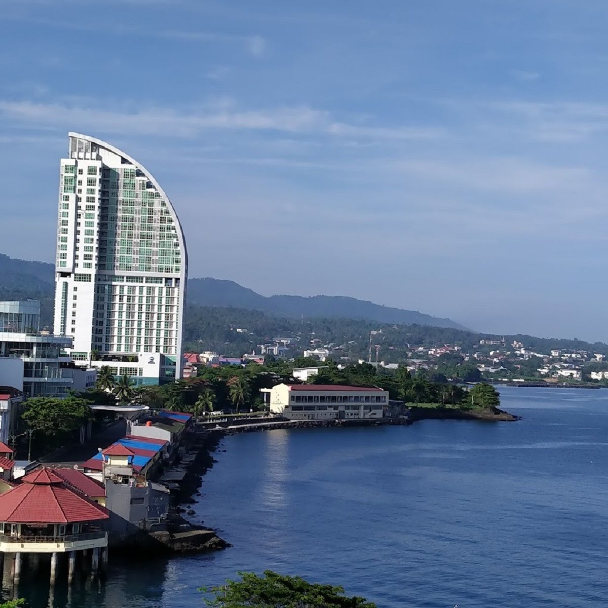 Best Western The Lagoon Hotel nampak indah dari jauhk dipadukan pemandangan laut Manado (foto: Istimewa)