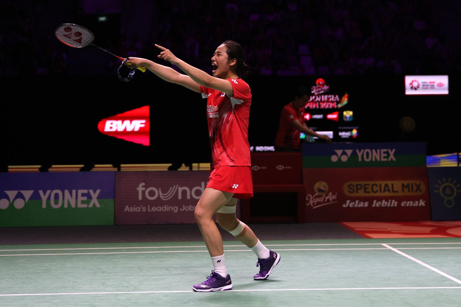 Selebrasi unggulan pertama tunggal putri, An Se Young dari Korea Selatan usai memastikan lolos ke final Indonesia Open 2024, di Istora Senayan, Jakarta, Sabtu, 8 Juni 2024. 