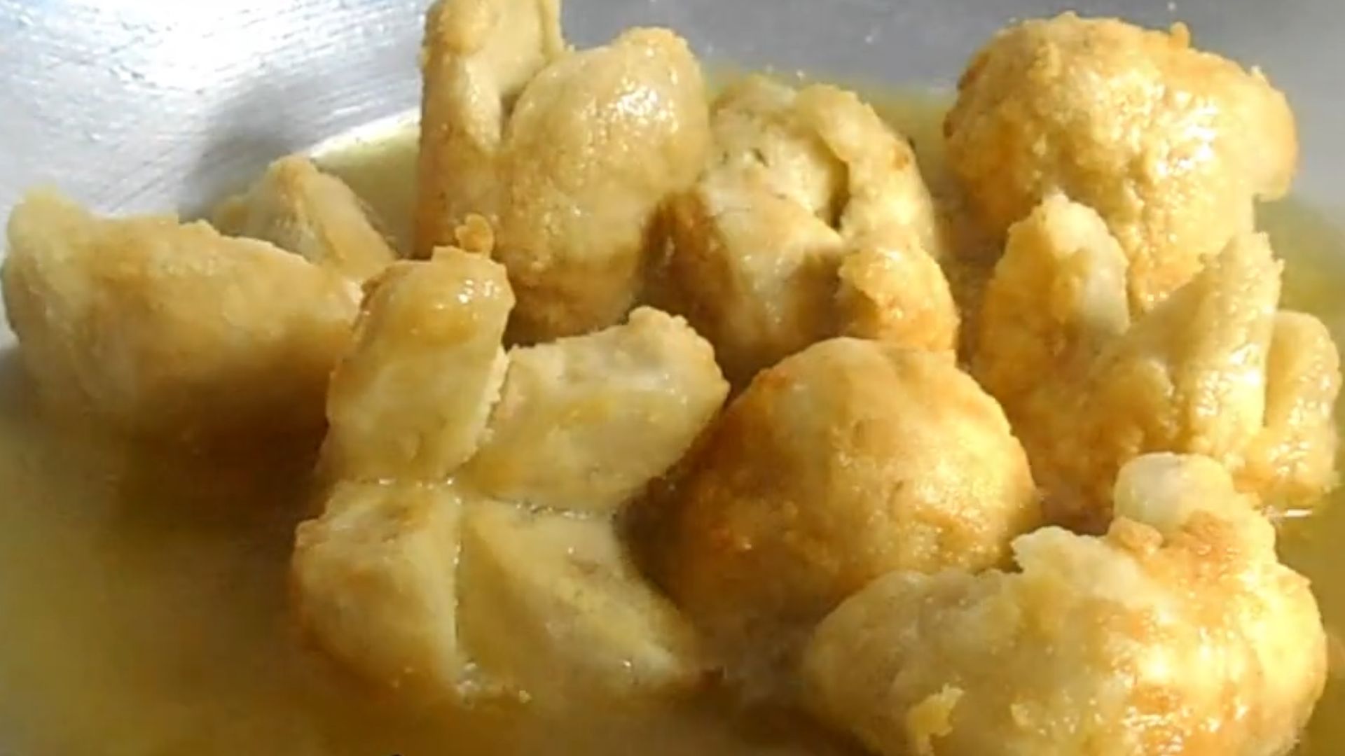 Proses menggoreng Bakso Goreng Mekar./ YouTube/ Ardiyanti Ulyana