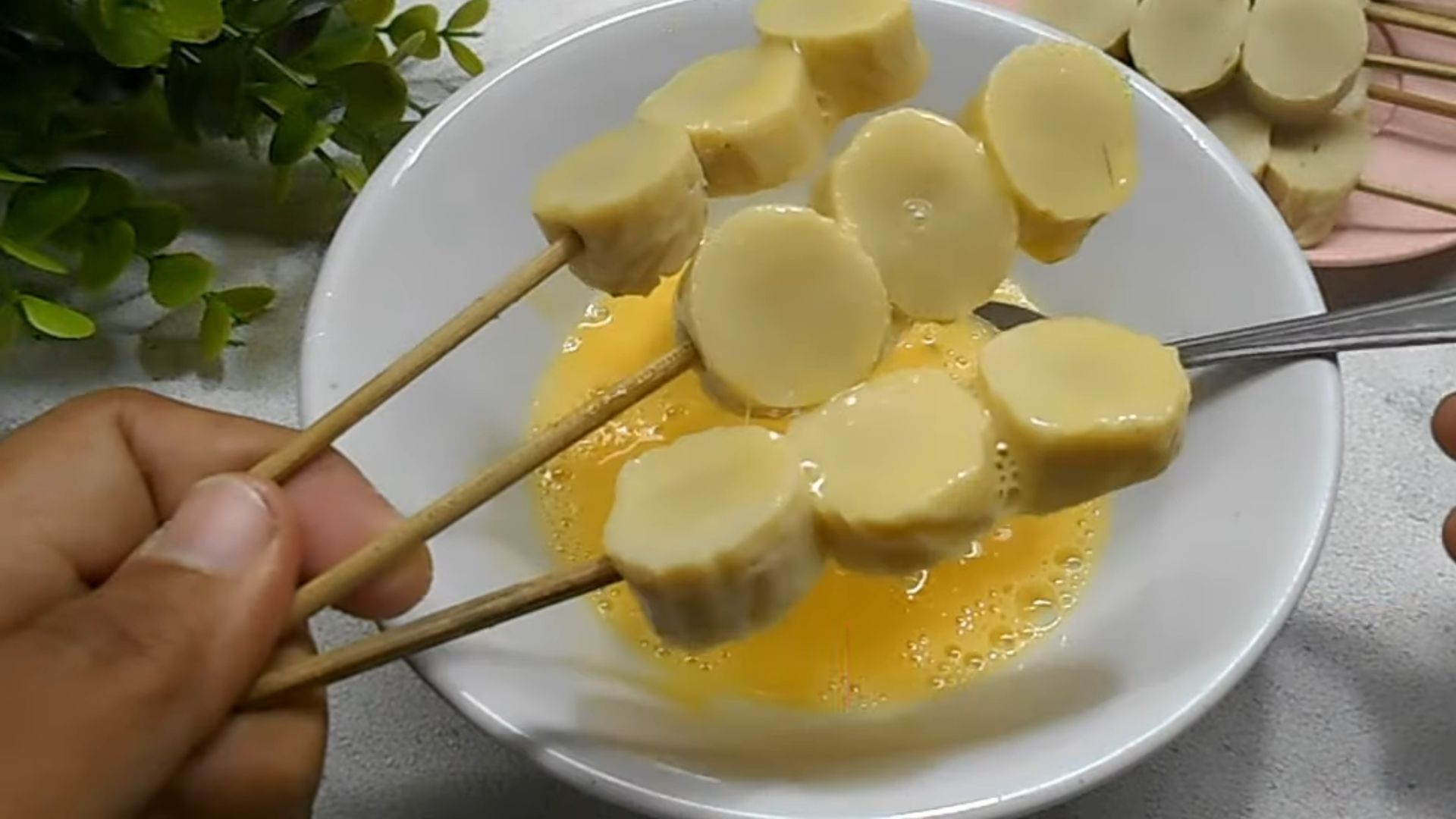 Ambil beberapa tusuk sosis KW, lalu lumuri dengan telur/ YouTube/ Ardiyanti Ulyana