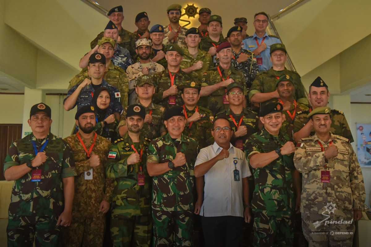 Wadir PT Pindad Syaifuddin saat menyambut kunjungan Atase Pertahanan (Athan) dari berbagai negara 