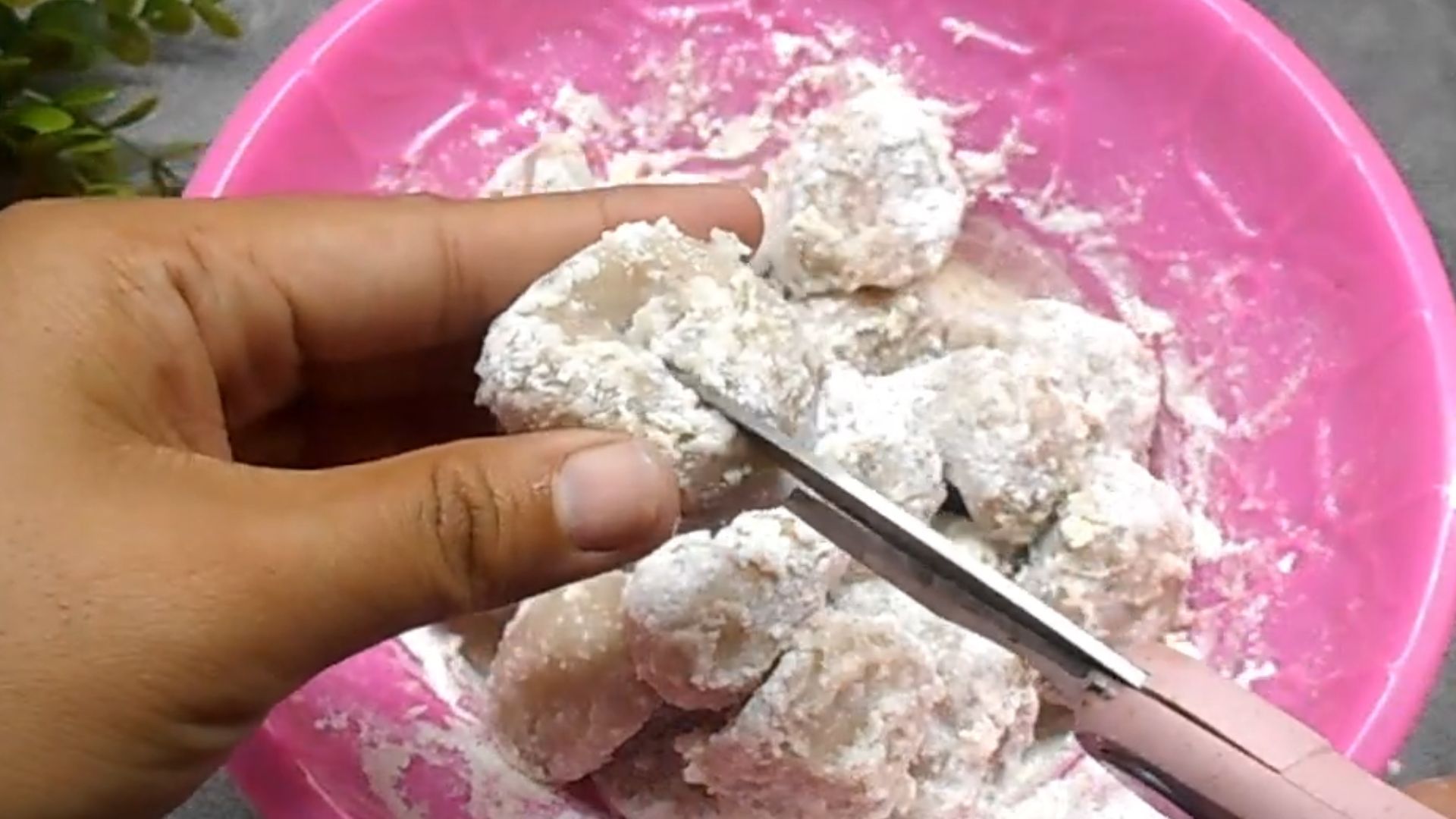 Proses menggunting adonan Bakso Goreng Mekar./ YouTube/ Ardiyanti Ulyana