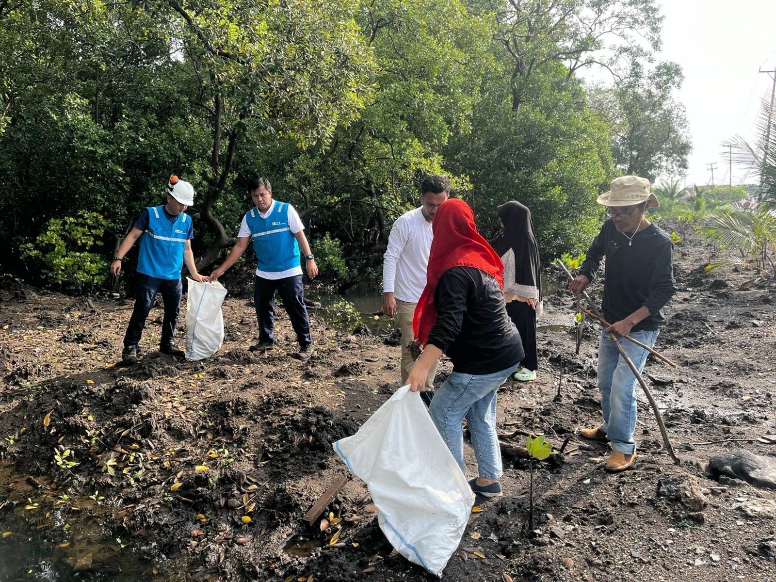 PT PLN Pembangkit Listrik Tenaga Uap (PLTU) saat melakukan kegiatan bersih-bersih pantai