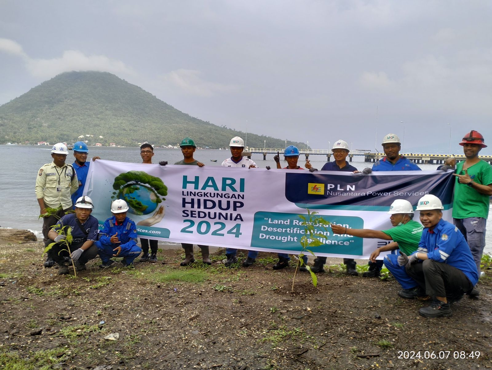 Foto bersama PT PLN Pembangkit Listrik Tenaga Uap (PLTU) usai melakukan kegiatan Peringatan Hari Lingkungan Hidup Sedunia 2024 di Kota Tidore Kepulauan