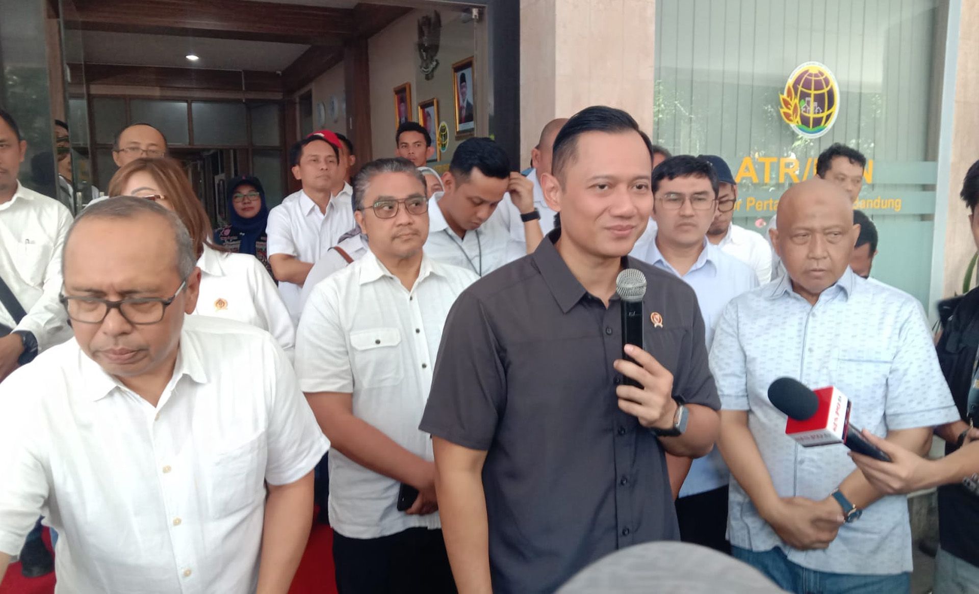Menteri ATR/BPN, Agus Harimurti Yudhoyono (AHY) menyerahkan langsung sertipikat tanah untuk warga di Desa Kopo, Kecamatan Kutawaringin, Kabupaten Bandung, Jawa Barat, Minggu 9 Juni 2024