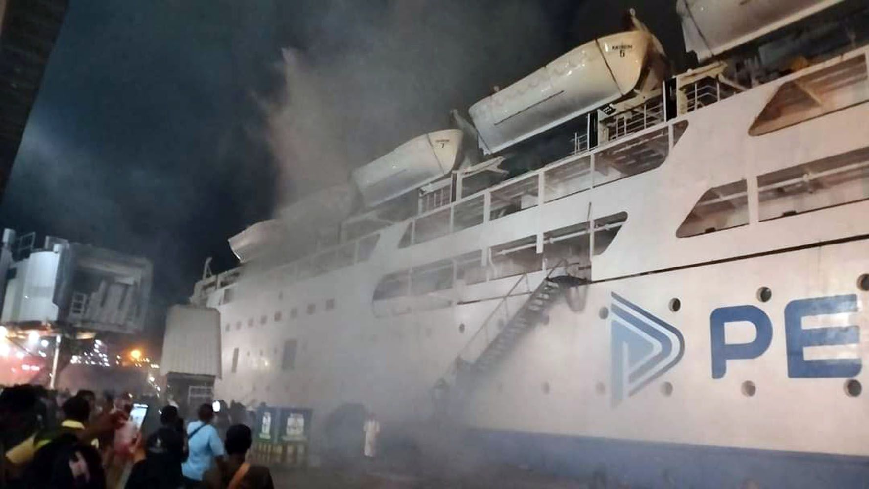 Kapal tol laut milik PELNI, KM Umsini mengalami kebakaran hebat saat bersandar di Pelabuhan Soekarno Hatta Makassar pagi tadi. Saat ini proses pemadaman sedang berlangsung