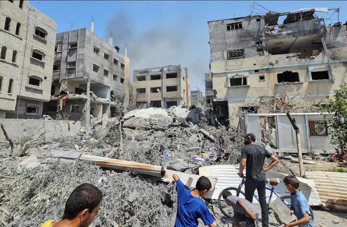 Warga Palestina memeriksa sebuah rumah yang terkena serangan Israel, akibat operasi militer Israel, di kamp pengungsi Nuseirat, di Jalur Gaza tengah, 8 Juni 2024. 