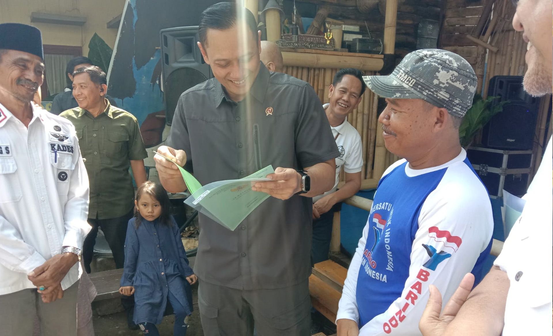 Menteri ATR/BPN, Agus Harimurti Yudhoyono (AHY) menyerahkan langsung sertipikat tanah untuk warga di Desa Kopo, Kecamatan Kutawaringin, Kabupaten Bandung, Jawa Barat, Minggu 9 Juni 2024