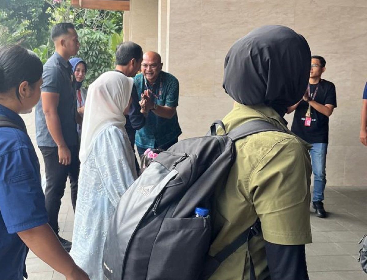 DIrektur Operasi TMII Arie Prasetyo menerima Jokowi dan Ibu Iriana beserta cucu di TMII