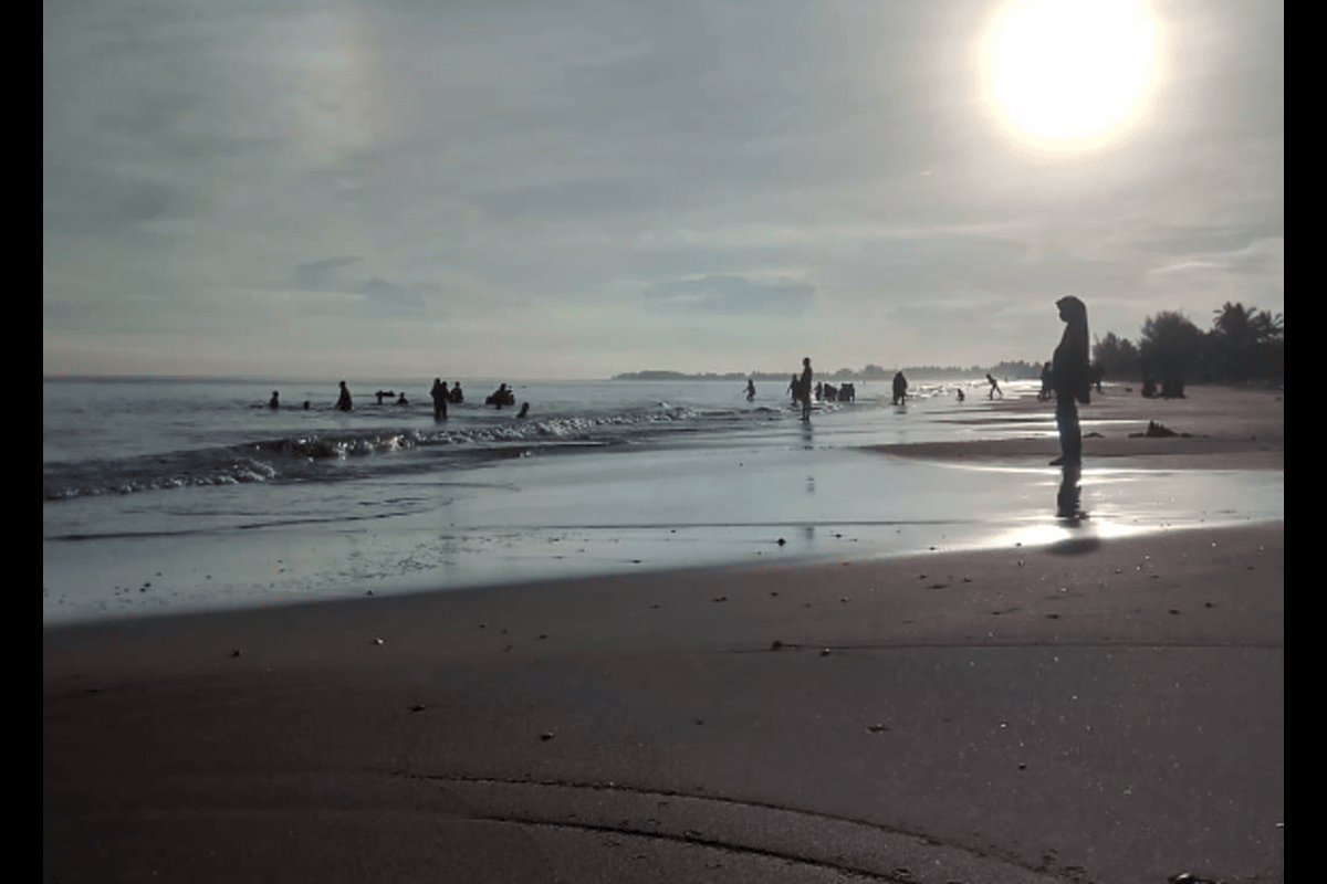 Pantai Balemon: Pesona Sunset di Tepi Selat Malaka