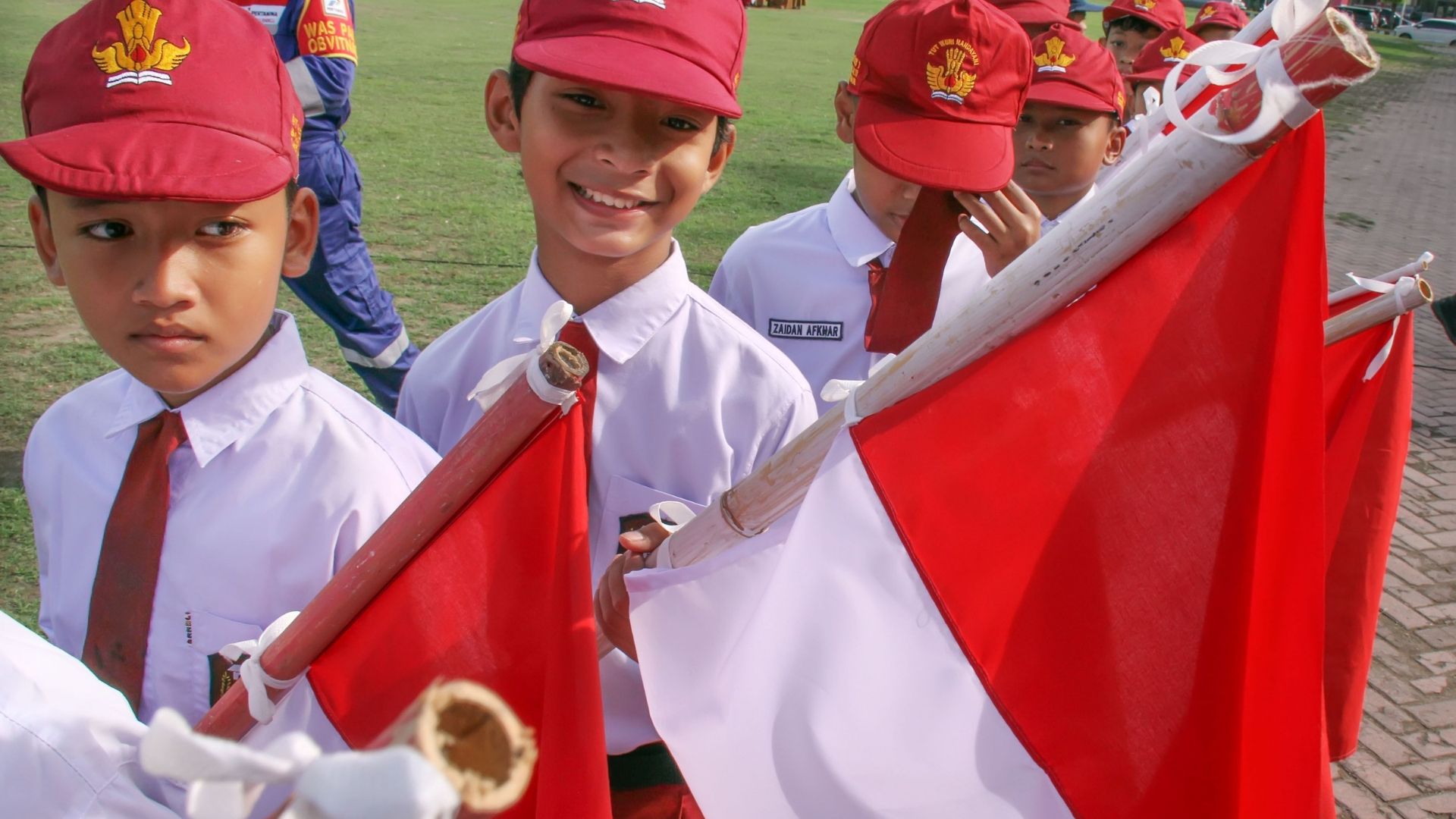 Siswa sekolah dasar ikut meramaikan Launching Program Pembagian 10 Juta Bendera Merah Putih Tahun 2024