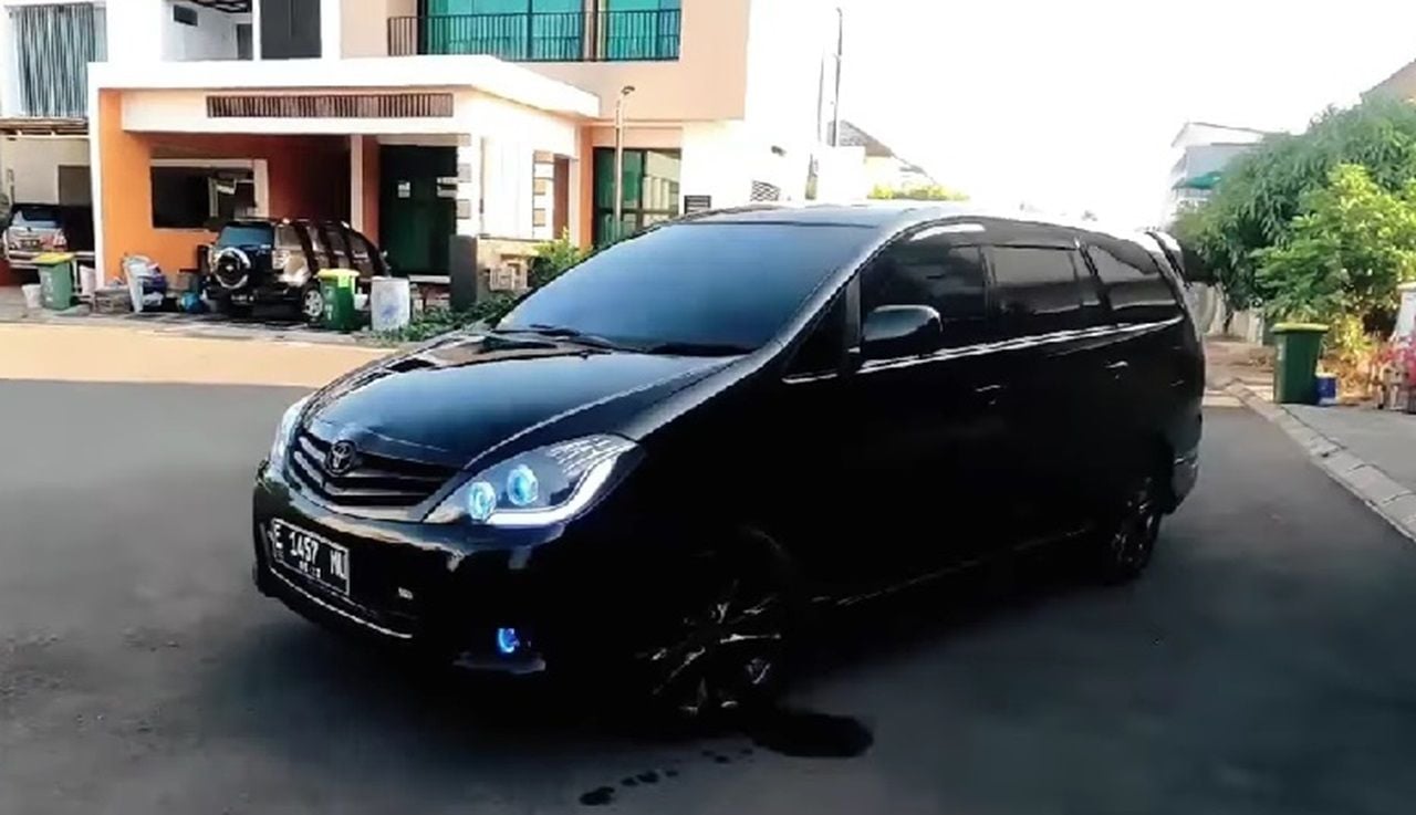 Toyota Kijang Innova 2011 warna hitam hasil modifikasi Riyan Irfanto, pemuda asal Cirebon.