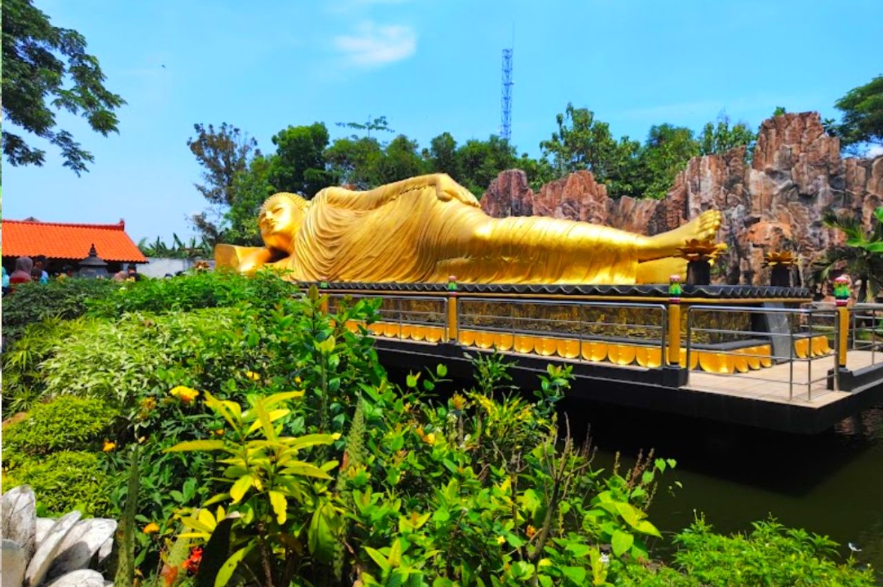 Patung Budha Tidur di Mojokerto