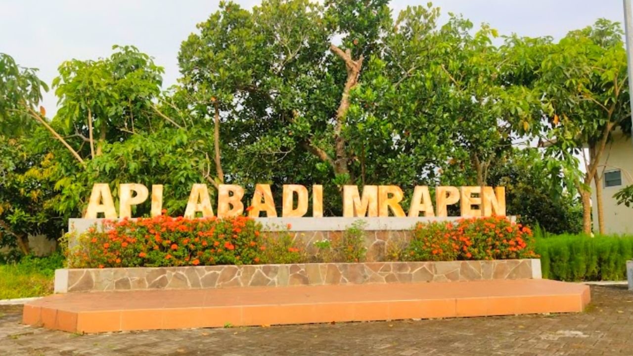 Api Abadi Mrapen terletak di Mrapi, Manggarmas, Kecamatan Godong, Kabupaten Grobogan, Jawa Tengah.