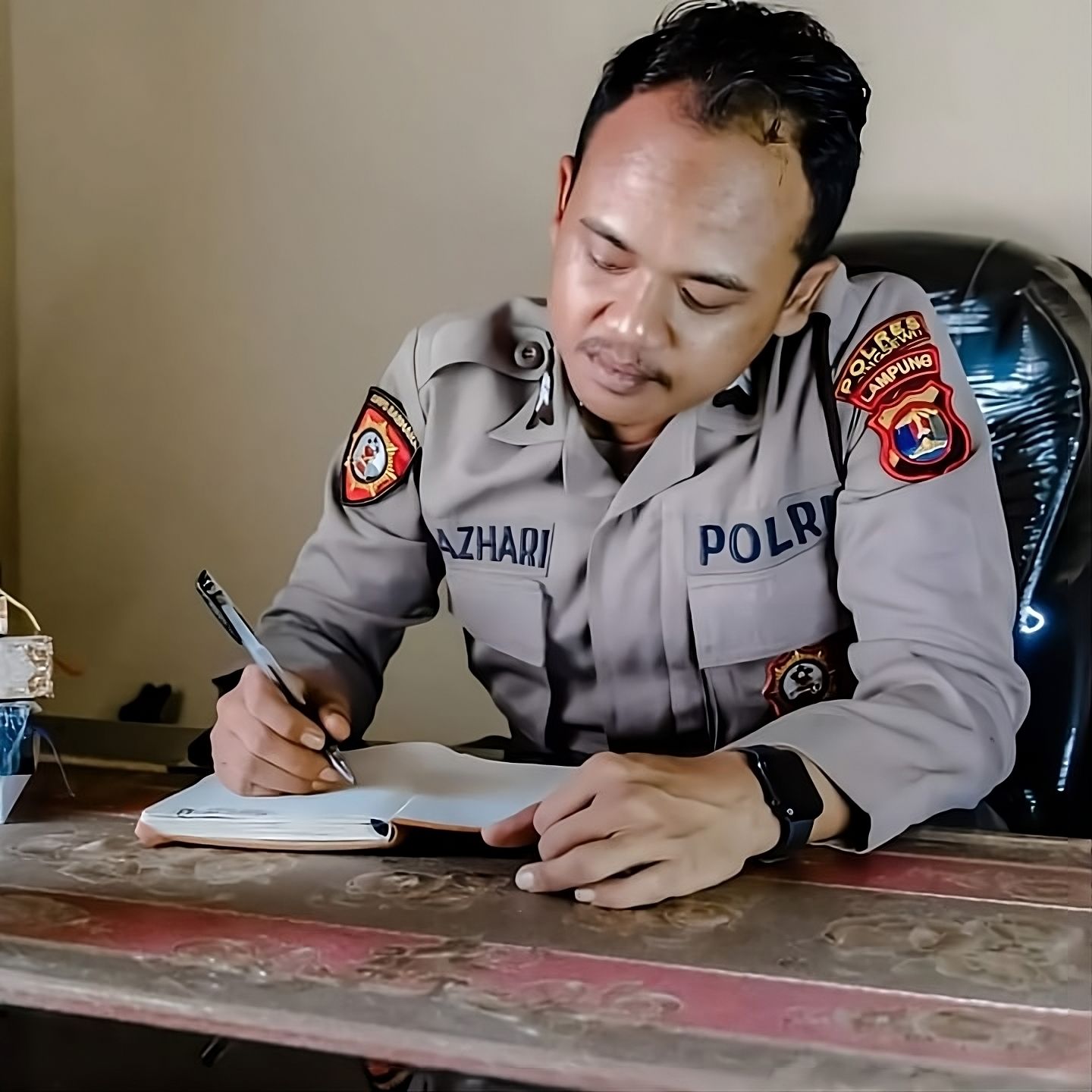Briptu Muhammad Alim Al Azhari, polisi Polres Pringsewu, berhasil menerbitkan tiga novel sambil menjalankan tugas kepolisian.
