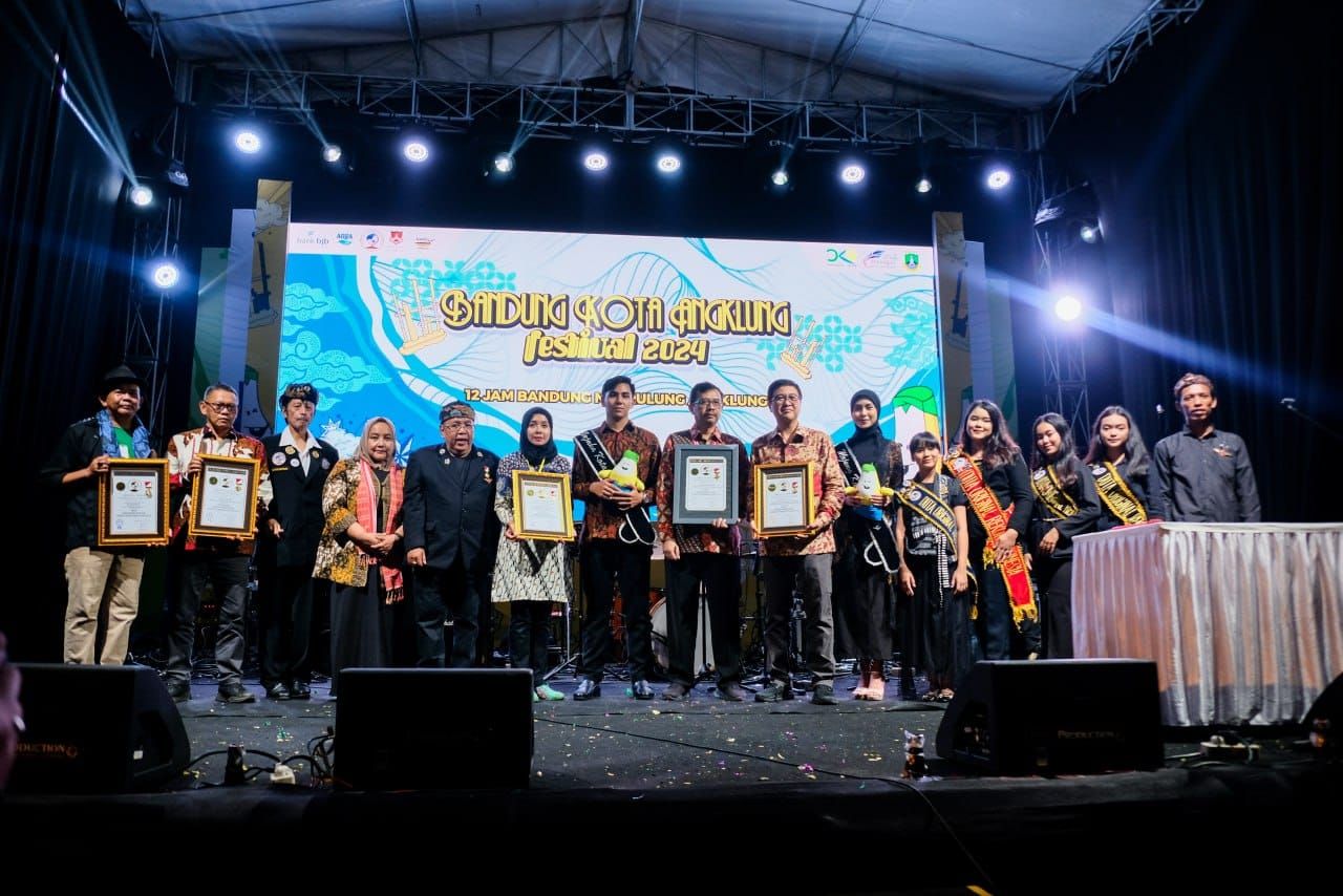 Heboh! Kota Bandung Ciptakan Sejarah Baru dengan 12 Jam Permainan Angklung!